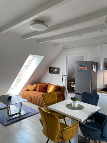 R77 Apartment Downtown - Penthouse Budapest Bagian luar foto